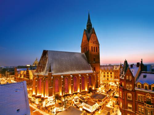 View of the Weihanchtsmarkt around the market church